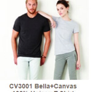 Puede incluir: Dos personas con camisetas unisex. Una persona lleva una camiseta negra con cuello en V, y la otra una camiseta gris con cuello redondo. El texto "CV3001 Bella+Canvas 100% Unisex T-Shirt" est&aacute; en la parte inferior de la imagen.