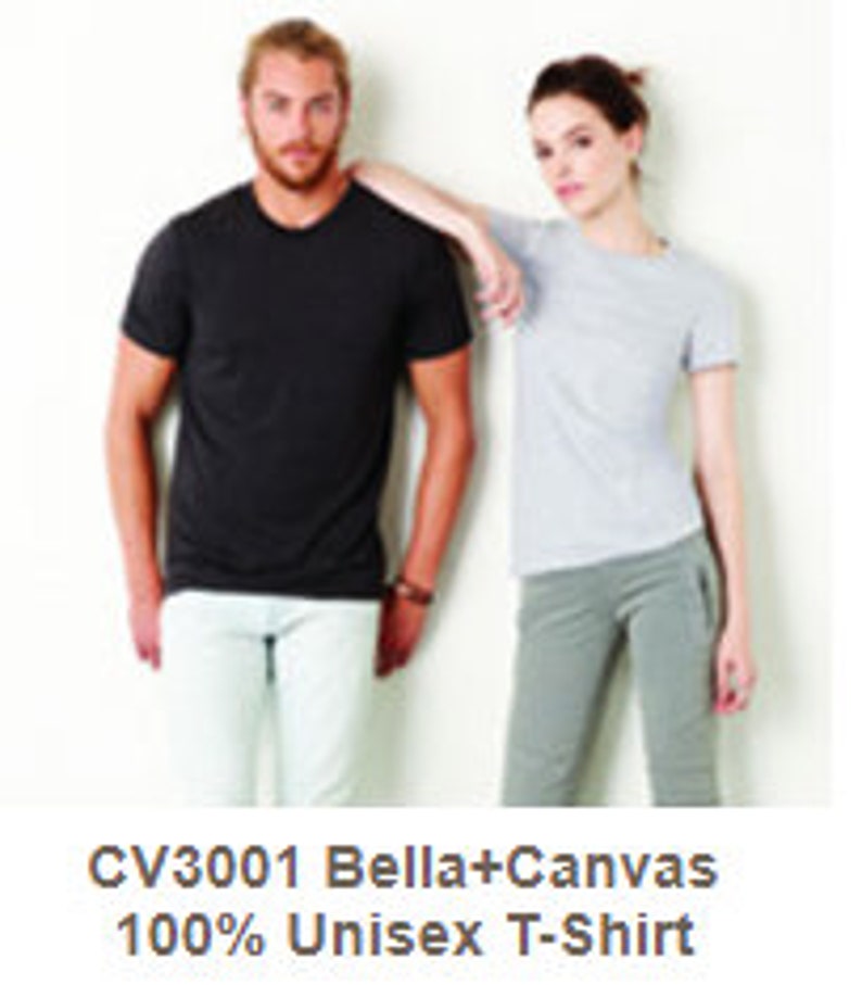 Puede incluir: Dos personas con camisetas unisex. Una persona lleva una camiseta negra con cuello en V, y la otra una camiseta gris con cuello redondo. El texto "CV3001 Bella+Canvas 100% Unisex T-Shirt" est&aacute; en la parte inferior de la imagen.