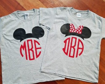 Set van 2-3-4-5-6 Disney-geïnspireerde bijpassende familie-T-shirtset T-shirts Mickey Ears Ear Monogram Initials Red Black Bow GRATIS VERZENDING!