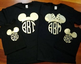ディズニー風お揃いファミリーTシャツ ミッキーの耳とモノグラムのイニシャルがゴールドの黒地にプリントされたバケーションシャツ