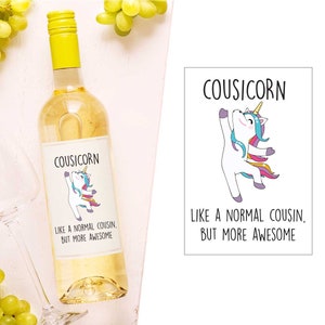 Könnte beinhalten: Eine Flasche Weißwein mit einem Etikett, auf dem "Cousicorn" steht und ein Comic-Einhorn mit dem Text "Wie ein normaler Cousin, aber viel cooler" abgebildet ist.