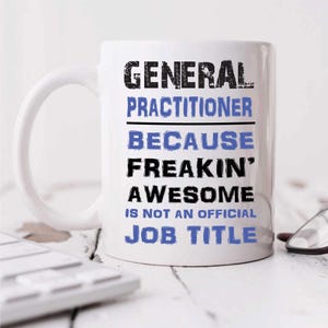 Puede incluir: Taza de café de cerámica blanca con un diseño en negro y azul. El texto en la taza dice "General Practitioner because freakin' awesome is not an official job title".