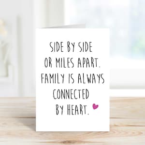 Carte famille côte à côte ou à des kilomètres l'un de l'autre La famille est toujours liée par le coeur Carte de voeux d'anniversaire