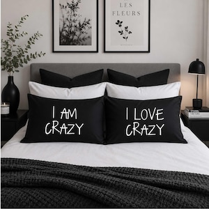 Je suis fou/folle, j'adore les fous. Taies d'oreiller pour couples, disponibles en noir ou blanc. Idée cadeau originale pour la chambre à coucher.