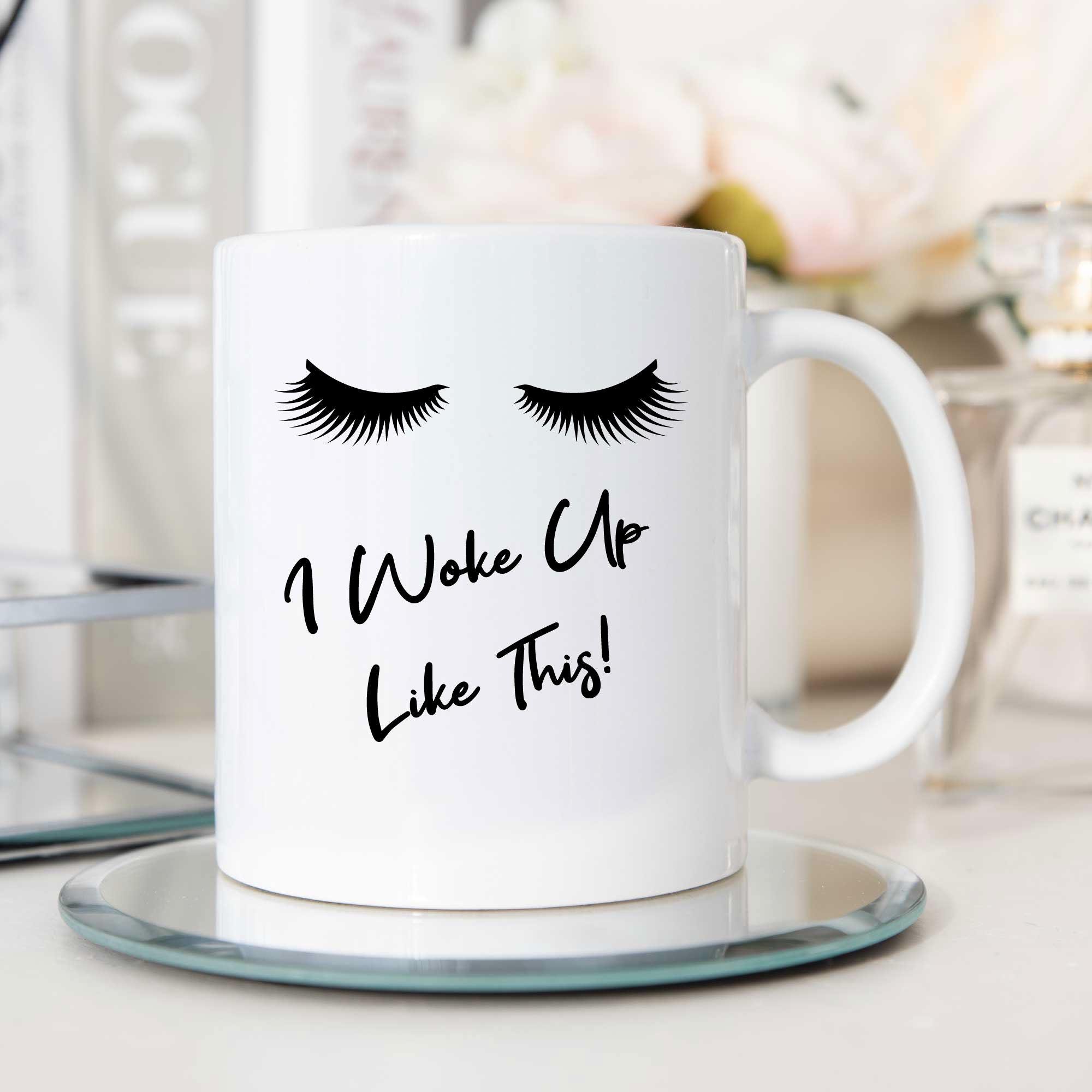 „I Woke Up Like This“ Becher – Lustiges Geschenk Mit Falschen Wimpern-Design