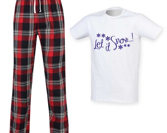 Könnte beinhalten: Ein Pyjama-Set mit rot-schwarz karierten Pyjamahosen mit weißem Kordelzug und einem weißen T-Shirt. Das T-Shirt hat den Schriftzug "Let it Snow...!" in blauer Schrift mit Schneeflocken-Akzenten.
