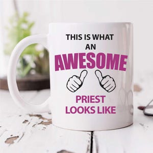Mug - This Is What An Awesome Priest Looks Like | Novelty Gift for Vicar, Church, or Religious Friends