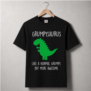 Camiseta Grumpysaurus, igualzinha ao Grumpy normal, só que mais incrível. Presente perfeito para o Dia dos Pais ou aniversário.