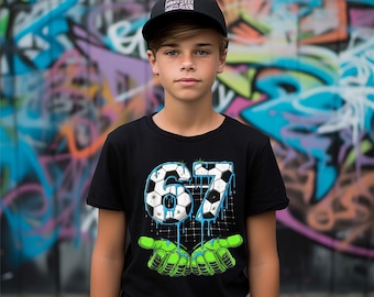 Camiseta infantil de fútbol 67 / Camiseta meme para niño con gráfico de fútbol, diseño 6/7, elegante camiseta informal para niños activos, ropa deportiva y de juego.
