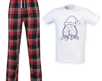 Könnte beinhalten: Ein passendes Pyjama-Set. Die Hose ist rot und schwarz kariert mit einem Kordelzug in der Taille. Das weiße T-Shirt hat eine Grafik von Hoden mit Weihnachtsmütze und dem Schriftzug "Jingle Balls" darunter.