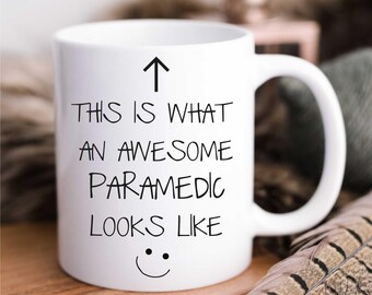 Mug V2 This Is What An Awesome Paramedic Looks Like Gift for NHS Worker | Unique Coffee Cup for Paramedics & Medical Staff