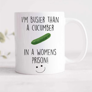 Taza "Estoy más ocupada que un pepino en una cárcel de mujeres" / Regalo divertido de cerámica / Taza de café de broma para ella