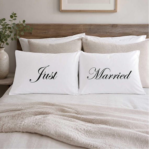 Kissenbezug-Set „Just Married“ – Weiße Kissenbezüge mit Aufdruck für Hochzeit, Ehe und mehr – Hochwertige Bettwäsche