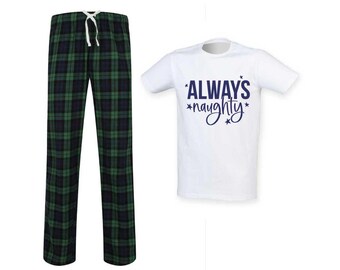 Könnte beinhalten: Ein weißes T-Shirt mit dem Text "ALWAYS *naughty*" in Marineblau und eine grüne und schwarze karierte Schlafhose mit Kordelzug. Das Pyjama-Set ist auf Komfort und Entspannung ausgelegt.
