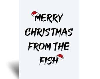 Op de afbeelding: Een witte kerstkaart met de tekst "MERRY CHRISTMAS FROM THE FISH" in zwarte penseelletters. De kaart heeft twee kleine kerstmutsen, één boven "MERRY" en een andere boven "FISH".