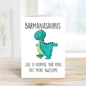 Carte de barman, barmanosaure comme un barman normal mais plus impressionnant dinosaure souhaitant un anniversaire