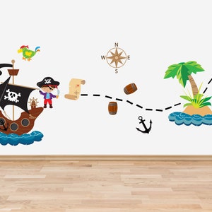 Op de afbeelding: Een zwart piratenschip met een schedel en gekruiste beenderen vaart op een blauwe zee. Twee piraten staan op het dek en houden zwaarden vast. Een schatkaart leidt naar een tropisch eiland met een palmboom en een schatkist.