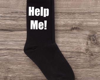 Calzini neri divertenti da uomo con la scritta "Help Me", regalo per lo sposo - per il futuro marito, accessorio divertente per la festa di nozze, regalo unico per il giorno del matrimonio
