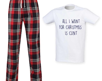 Könnte beinhalten: Ein Pyjama-Set mit rot-schwarz karierten Hosen mit Kordelzug und einem weißen T-Shirt. Auf dem T-Shirt steht in blauer Schrift: "ALL I WANT FOR CHRISTMAS IS CUNT".