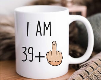 Tazza per il 40° compleanno - Divertente regalo 39+1 per lui o per lei - Tazza da caffè in ceramica unica per celebrare un traguardo importante, con un tocco di umorismo e un ricordo speciale.