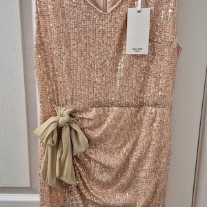 green dress rose gold shoes David Meister