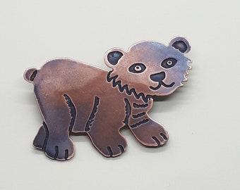 Broche cachorro de oso en cobre grabado y oxidado