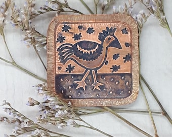 Bonito broche de "pájaro viejo" en cobre grabado y oxidado