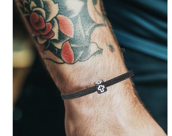 Cross Paracord Bracelet and 1 Corinthians 1:18 scripture note card