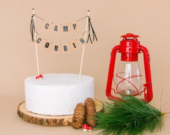 Camp Cake Topper pour anniversaire - Woodland Birthday Cake Topper - Camping Theme Cake Banner - Happy Camper Birthday Party Décoration