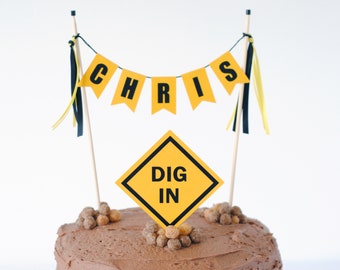 Adorno para tarta de construcción / Pancarta personalizada con nombre / Adorno para tarta "Dow In" / Decoración de cumpleaños de construcción