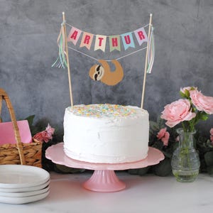 Adorno para tarta de perezoso arcoíris / Adorno para tarta de cumpleaños de niña / Pancarta para tarta con nombre personalizado en tonos pastel / imagen 1