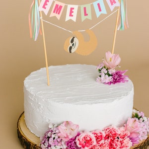 Adorno para tarta de perezoso arcoíris / Adorno para tarta de cumpleaños de niña / Pancarta para tarta con nombre personalizado en tonos pastel / imagen 2