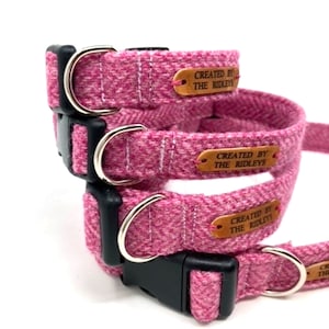 Può includere: Tre collari per cani in tweed rosa con fibbie nere e anelli a D argentati. Ogni collare ha un'etichetta in pelle marrone con la scritta "Creato da The Ridleys".