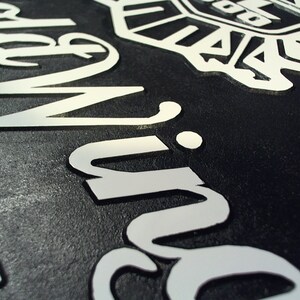 Peut inclure: Gros plan sur une enseigne noire avec une inscription blanche qui dit "of Winning".