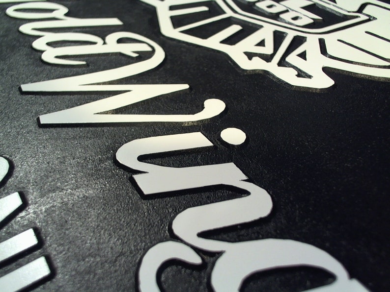 Peut inclure: Gros plan sur une enseigne noire avec une inscription blanche qui dit "of Winning".