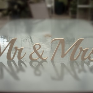 Cara de mesa acento "Mr & Mrs" escritura independiente letras colgantes de pared