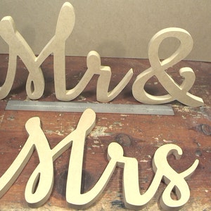 Gran acento de la mesa de la cabeza "Sr & Mrs" cartas de guión de pie de pie pared colgantes NUEVA FUENTE