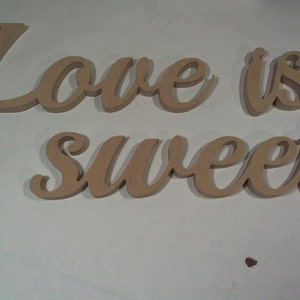 Acento de tabel de la cabeza "Love is Sweet" letras de guión independientes Tapices de pared
