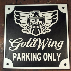 Peut inclure: Panneau noir et blanc avec un aigle stylis&eacute; et le texte "GL 1500 Gold Wing Parking Only".