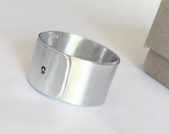 調節可能なスターリングシルバーの男性用ワイドバンドリング：パーソナライズされたイニシャル