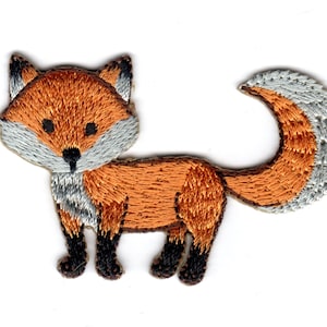 Può includere: Toppa ricamata da stirare con un volpe dei cartoni animati con pelliccia arancione, petto bianco e coda a punta bianca.