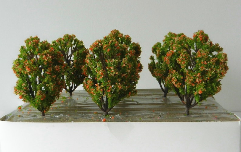 6 x YELLOW GREEN MODEL TREES 8 cm SCENERY FOR MODEL RAILWAY HO SCALE /& WAR GAMES