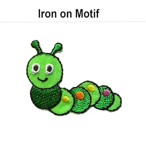 Può includere: Toppa verde da stirare a forma di bruco sorridente con puntini colorati.