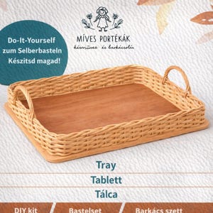Peut inclure: Un plateau rectangulaire en osier avec une base et des poignées en bois. Le plateau est brun clair et porte l'inscription "Tray" et "DIY kit". L'image comprend également du texte en d'autres langues, dont l'allemand et le hongrois.