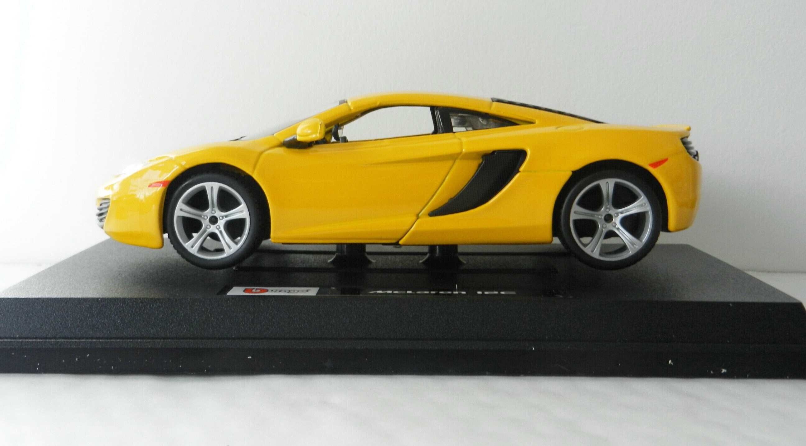 Mclaren MP4 12C Model Car 1:24 Scale Burago Diecast Metal