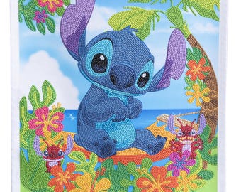 Peut inclure: Un personnage bleu Stitch du film Disney Lilo & Stitch assis sur une planche de surf entouré de fleurs colorées et de palmiers.