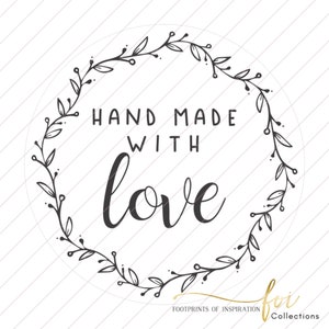 Puede incluir: Ilustración en blanco y negro de una corona con el texto "HAND MADE WITH love" en su interior. La corona está hecha de hojas y bayas.