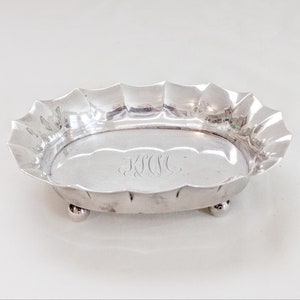 Vassoio porta carte in argento sterling Tiffany & Co; monogramma con scritta "KHM"; 4 piedini a sfera, 115 grammi