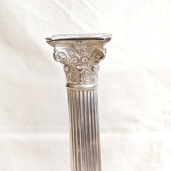 Candeliere a colonna corinzio in argento sterling Tiffany & Co, 8 3/8 H pollici, 1907-1947, riempito di cemento