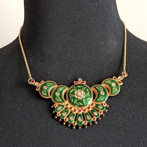 Gouden kettinghanger in Mughal-stijl: robijn, polkidiamant, email